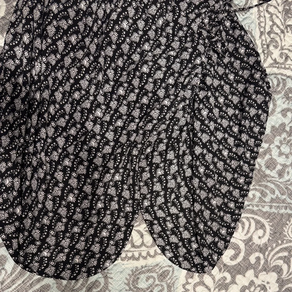 Fully Lined Sleeveless Black and White Printed Dress - Picture 5 of 6